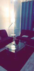 a living room with a couch and a coffee table at Appartement 48m2 pour 6 personnes au centre ville historique avec parking gratuit et une borne de recharge pour voiture à 10 metres in Avallon