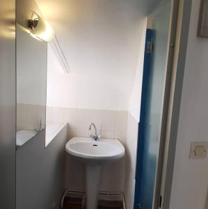 a bathroom with a white sink and a mirror at Studio de 12m² agréable calme proche CHU in Dijon