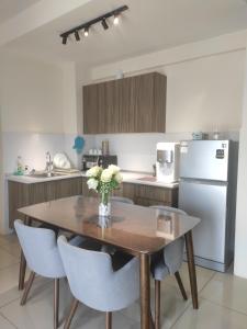 eine Küche mit einem Tisch mit einer Vase mit Blumen darauf in der Unterkunft FRA Dreams @ Swiss Garden Resort Residences in Kuantan