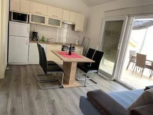 Kuchyňa alebo kuchynka v ubytovaní Apartment in Punat with sea view, terrace, air conditioning, WiFi 4534-4
