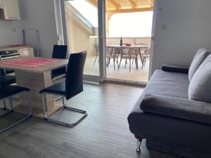 Posedenie v ubytovaní Apartment in Punat with sea view, terrace, air conditioning, WiFi 4534-4