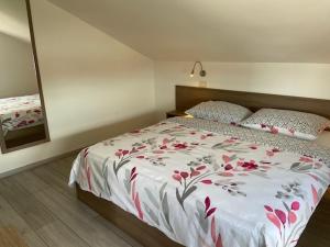 Posteľ alebo postele v izbe v ubytovaní Apartment in Punat with sea view, terrace, air conditioning, WiFi 4534-4