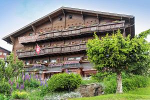 duży drewniany budynek z balkonem w obiekcie Hotel Bettmerhof w mieście Bettmeralp