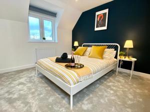 a bedroom with a bed with yellow pillows at NEW Beautiful Large 3 bedroom House - 5 Minutes to the nearest Beach! - Great Location - Garden - Parking - Fast WiFi - Smart TV - Newly decorated - sleeps up to 7! Close to Poole & Bournemouth & Sandbanks in Lytchett Minster
