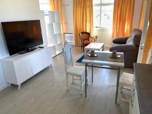 Μια τηλεόραση ή/και κέντρο ψυχαγωγίας στο Apartamentos Sanjuan