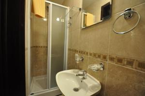 Koupelna v ubytování Rafailovici Holiday Apartments