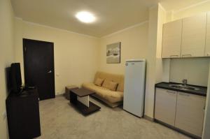 Kuchyň nebo kuchyňský kout v ubytování Rafailovici Holiday Apartments