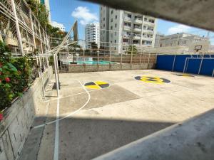 - un terrain de basket avec des cercles jaunes au sol dans l'établissement Apto cómodo, confortable para descansar y Disfrutar, à Carthagène des Indes