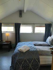 a bedroom with a bed and two windows at Goldin in Kautokeino