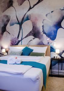 um quarto com uma cama com um quadro na parede em HOMELY STAY Studio 2 em Munique