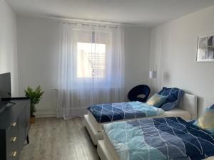 1 dormitorio con 2 camas y ventana en Blaue Insel neben Hbf-Duisburg, en Duisburg