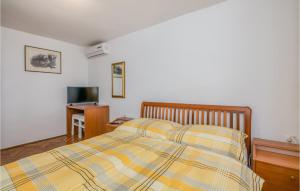Postel nebo postele na pokoji v ubytování Cozy Apartment In Stara Baska