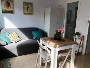 sala de estar con sofá y mesa en Loft con acceso a piscina en Málaga
