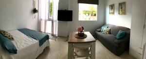 Posedenie v ubytovaní Loft con acceso a piscina