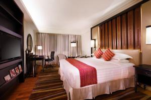 Giường trong phòng chung tại PARKROYAL Yangon