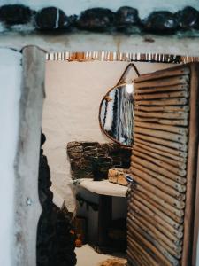 ein Bad mit einem Waschbecken und einem Spiegel in der Unterkunft Ella Retreat Glamping Bell Tent For Nature Lovers in Ella