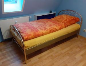 Postel nebo postele na pokoji v ubytování Schöne und ruhige Ferienwohnung in Ottendorf