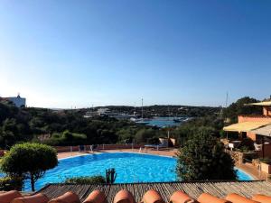 ポルト・チェルボにある[PORTO-CERVO]Casa con piscina e vista yachtsの建物からスイミングプールを望めます。
