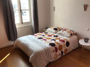 Кровать или кровати в номере Agréable maison de bourg aux portes de TOURS