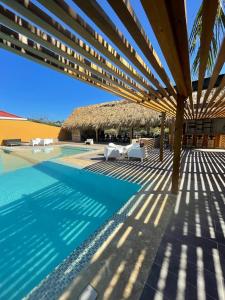 Bazén v ubytování Hotel Sand Bay nebo v jeho okolí