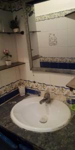 um lavatório branco na casa de banho com um espelho em Paradise house em Casablanca