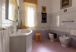 un baño con lavabo e inodoro en Terrazza Ionica - Apartment Sea View Wifi, en Siracusa 29 fotos más