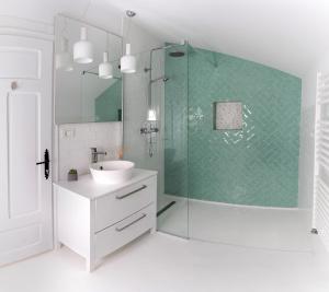 y baño con lavabo y ducha acristalada. en Hygge Loft Bucovina en Vama