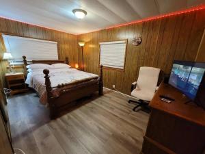 Кровать или кровати в номере Penguin Cabin The Utmost Family Mt Rainier Getaway