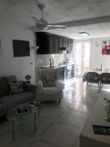 Il comprend un salon avec un canapé et une table. dans l'établissement Modern Homely Beach Side Apartment, à Vinaròs