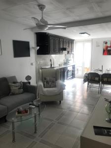 - un salon avec un canapé et une table dans l'établissement Modern Homely Beach Side Apartment, à Vinaròs