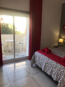 - une chambre avec un lit et une vue sur une terrasse dans l'établissement Modern Homely Beach Side Apartment, à Vinaròs