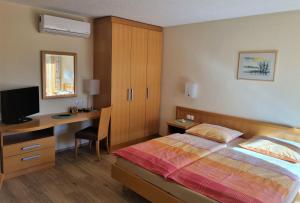 Un pat sau paturi într-o cameră la Apartments AD Radenci