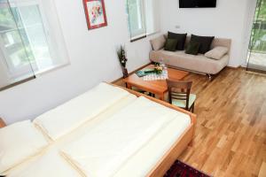 1 dormitorio con cama, sofá y mesa en Weingut Zirngast, en Leutschach