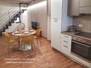 Il Giardino Sulla Valle في راغوزا: مطبخ وغرفة طعام مع طاولة وكراسي