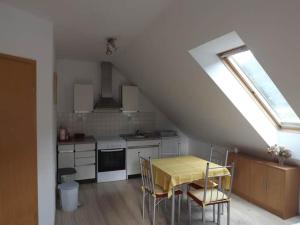 O bucătărie sau chicinetă la Apartmaji Boštjan Pristavec