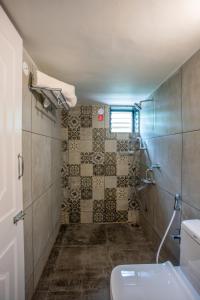 Et badeværelse på Whiteboard Homes Siolim