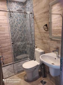 A bathroom at pyramids view suite/vista piramidi