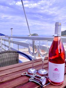 Una botella de vino y dos copas en una mesa. en Lux Sea Studio - Porto Rafti, en Porto Rafti