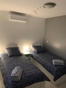 um quarto com 2 camas e toalhas em Villa Namasté em Méjannes-lès-Alès