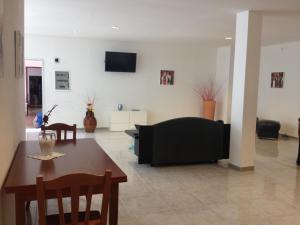 sala de estar con mesa y sofá en Residence Palomba, en Matera