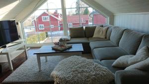 sala de estar con sofá y mesa en Myntloftet Borlänge med inglasad bubbelbad, en Borlänge