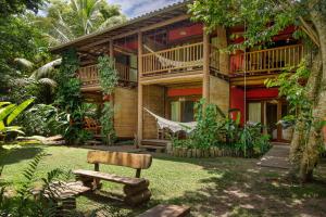 a house with a hammock in front of it at Solar Pitanga - Taipu de Fora in Barra Grande