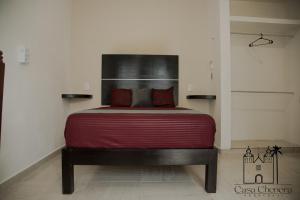 - une chambre avec un lit doté d'un couvre-lit rouge dans l'établissement Casa Chenera, à Campeche