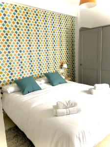 格拉納達的住宿－Apartamentos Cruz Granada，卧室配有带蓝色枕头的大型白色床