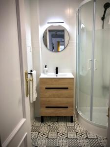 格拉納達的住宿－Apartamentos Cruz Granada，一间带水槽和淋浴的浴室