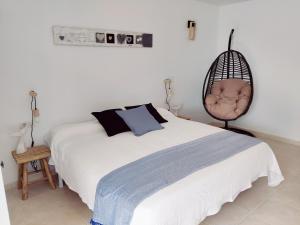 sypialnia z łóżkiem i krzesłem w obiekcie MARAVILLA Suite 140 m2 - 3 Bedrooms, Heated Pool w mieście Costa Del Silencio +37 zdjęć