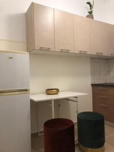 kuchnia ze stołem i 2 stołkami w obiekcie Cosy apartment in Metaxourgeio w Atenach +9 zdjęć