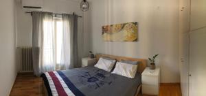 sypialnia z łóżkiem i oknem w obiekcie Cosy apartment in Metaxourgeio w Atenach