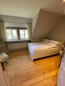 Tempat tidur dalam kamar di Ferienhaus am Wasserschloss Haus Marck