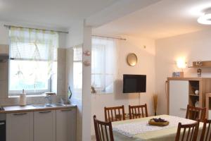 cocina y comedor con mesa y cocina en Apartment Fjaka, en Sali